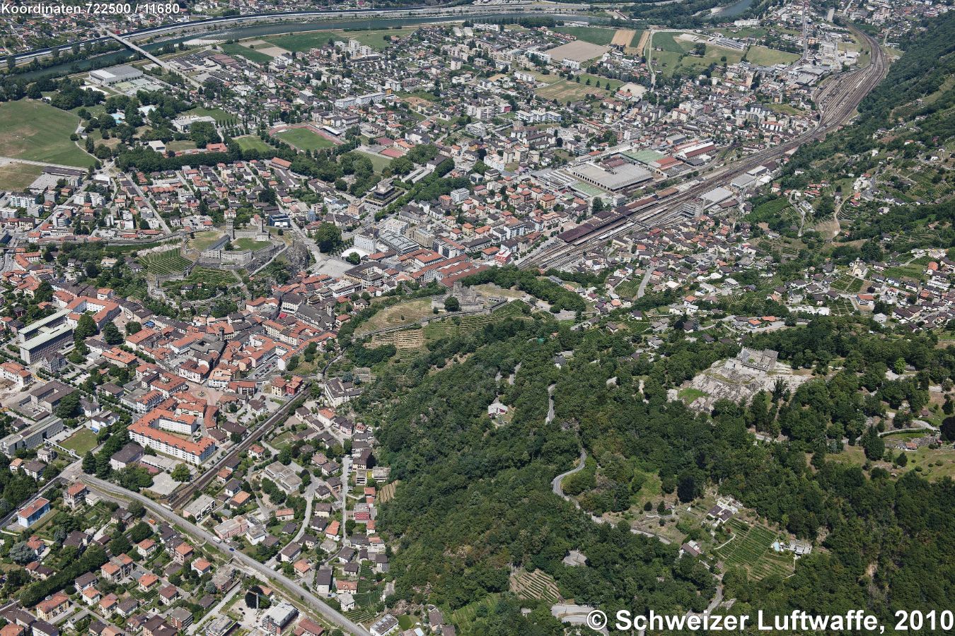 Bellinzona drei Burgen (von l. nach r.): Castel Grande, Castello di Montebello, Castello di Sasso Corbaro